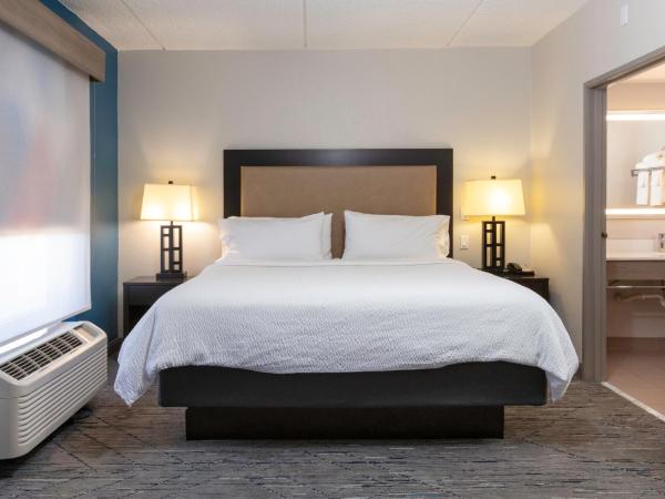 Holiday Inn Express Hotel & Suites Jacksonville Airport, an IHG Hotel : photo 5 de la chambre suite lit king-size avec baignoire spa - non-fumeurs