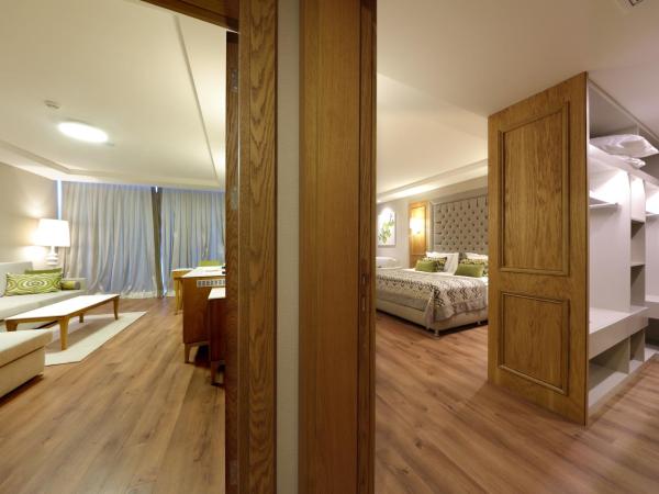 Sueno Hotels Deluxe Belek : photo 2 de la chambre suite de luxe - vue sur golf et terrain