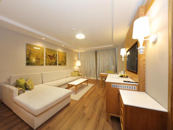 Sueno Hotels Deluxe Belek : photo 1 de la chambre suite de luxe - vue sur golf et terrain