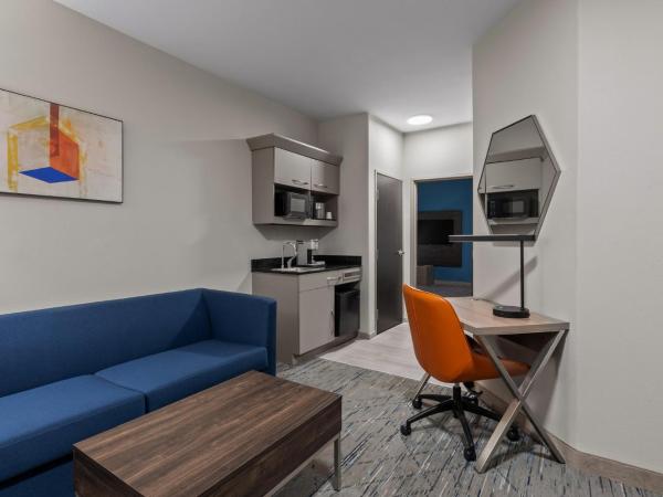 Holiday Inn Express Hotel & Suites Oklahoma City Northwest, an IHG Hotel : photo 5 de la chambre suite lit king-size avec canapé-lit