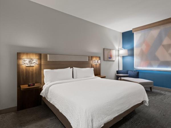 Holiday Inn Express Hotel & Suites Oklahoma City Northwest, an IHG Hotel : photo 5 de la chambre hébergement lit king-size standard