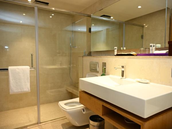 The LaLiT New Delhi : photo 3 de la chambre premier king room - 10% discount on food & soft beverages, laundry & spa