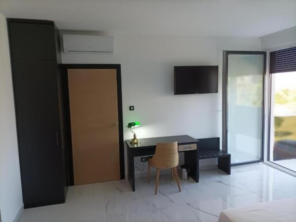 VILLA JANE INN : photo 2 de la chambre chambre double ou lits jumeaux avec balcon - vue latérale sur mer