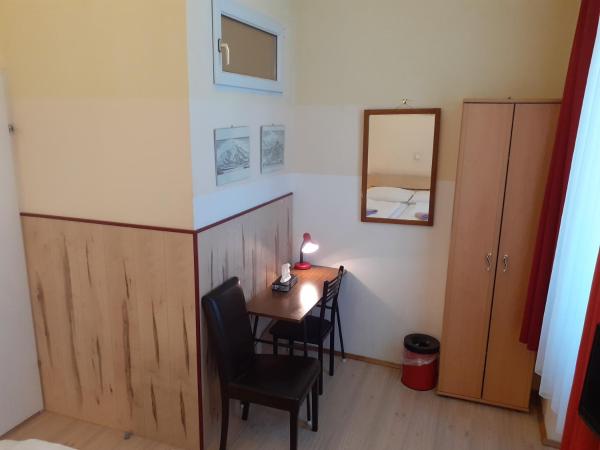 HappyHostel : photo 4 de la chambre chambre double standard avec salle de bains commune