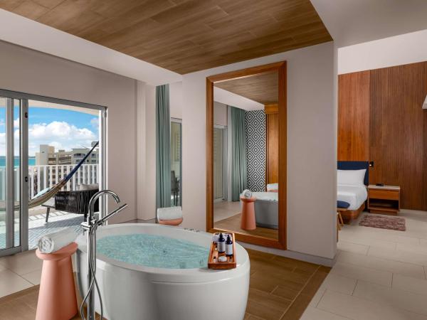 Hilton Cancun Mar Caribe All-Inclusive Resort : photo 7 de la chambre suite lune de miel avec lit king-size