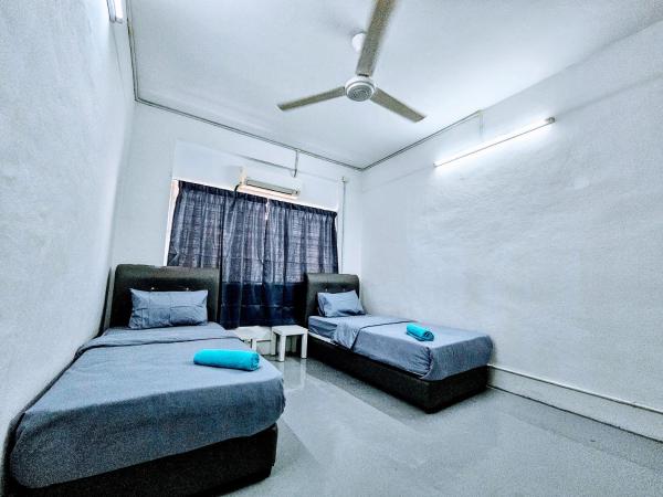 PANCHOR 6 HOSTEL : photo 8 de la chambre chambre lits jumeaux avec salle de bains commune