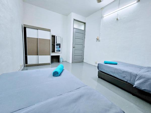 PANCHOR 6 HOSTEL : photo 7 de la chambre chambre lits jumeaux avec salle de bains commune