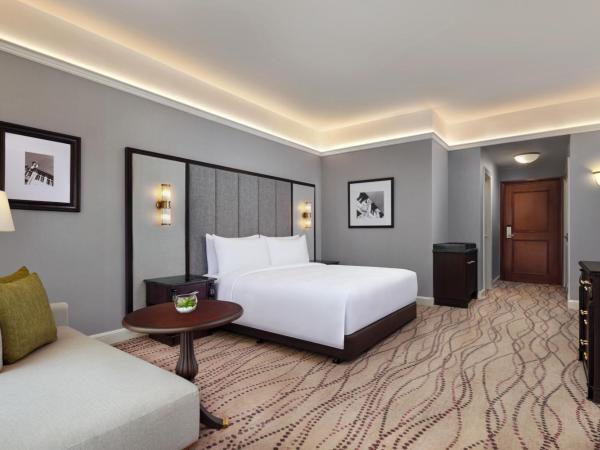 JW Marriott Hotel Surabaya : photo 4 de la chambre chambre lit king-size deluxe - vue sur ville