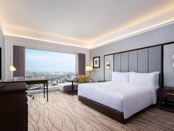 JW Marriott Hotel Surabaya : photo 3 de la chambre chambre lit king-size deluxe - vue sur ville