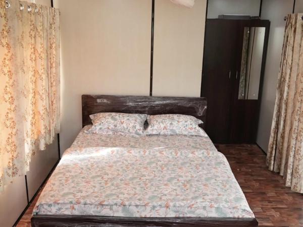 Birds of paradise foundation : photo 3 de la chambre chambre lit king-size avec balcon