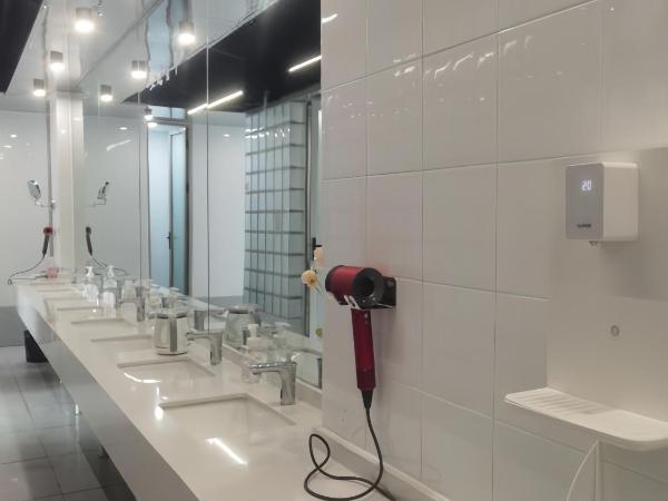 WeFlow Youth Hostel - Shanghai People's Square Jing'an Joy City : photo 7 de la chambre chambre simple avec toilettes et douche communes