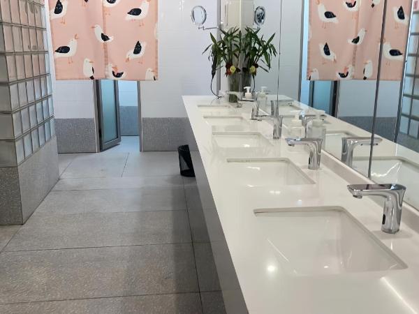 WeFlow Youth Hostel - Shanghai People's Square Jing'an Joy City : photo 1 de la chambre chambre simple avec toilettes et douche communes