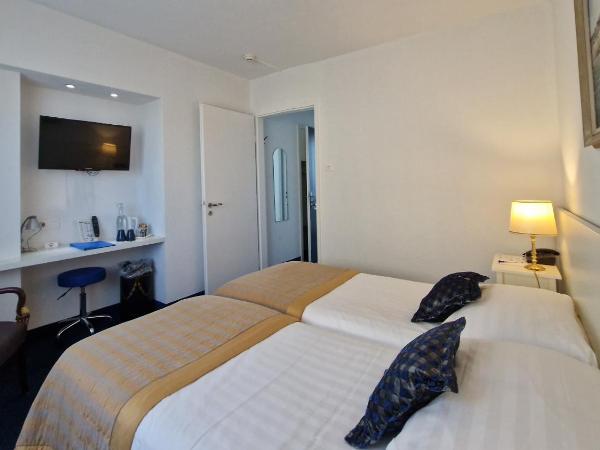 Touring au Lac : photo 2 de la chambre hébergement double côté ville