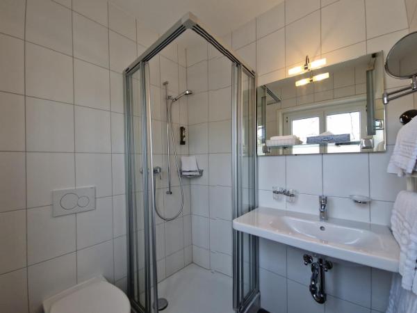 Touring au Lac : photo 3 de la chambre hébergement lit queen-size confort - côté ville