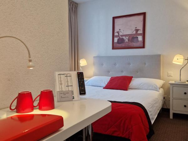 Touring au Lac : photo 2 de la chambre hébergement lit queen-size confort - côté ville