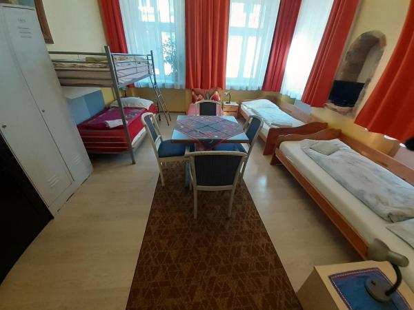 HappyHostel : photo 10 de la chambre chambre quadruple Économique avec salle de bains commune