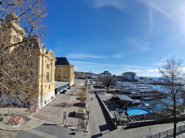 Touring au Lac : photo 6 de la chambre hébergement lit queen-size supérieur côté port
