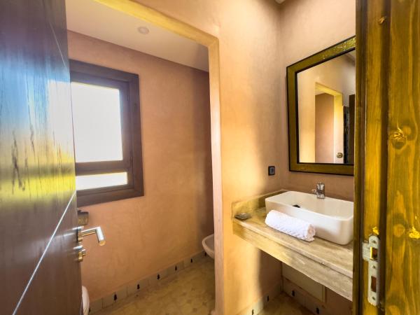 Riad Tonaroz : photo 3 de la chambre chambre double - vue sur piscine