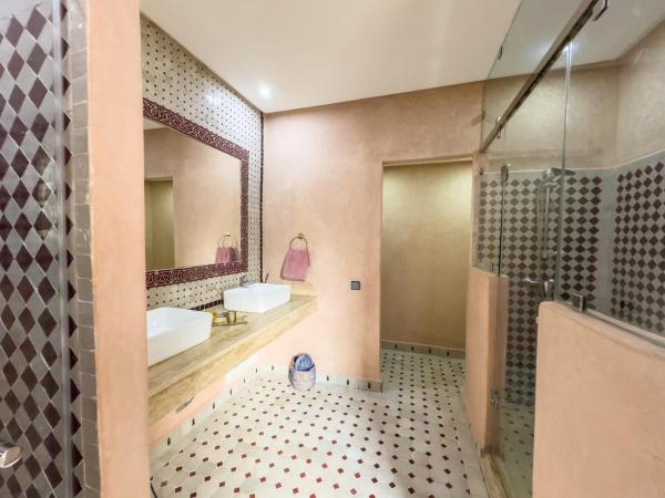 Riad Tonaroz : photo 2 de la chambre suite lit queen-size