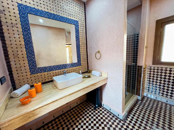 Riad Tonaroz : photo 5 de la chambre suite deluxe avec lit king-size