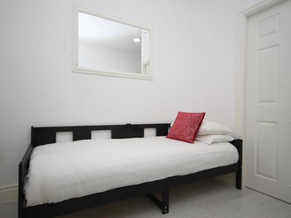 BARTON BEACHSIDE APARTMENTS - Free Parking, Modern Chic, Central Beach Location, Some Sea Views - Families Couples or Over 23 years : photo 4 de la chambre studio familial
