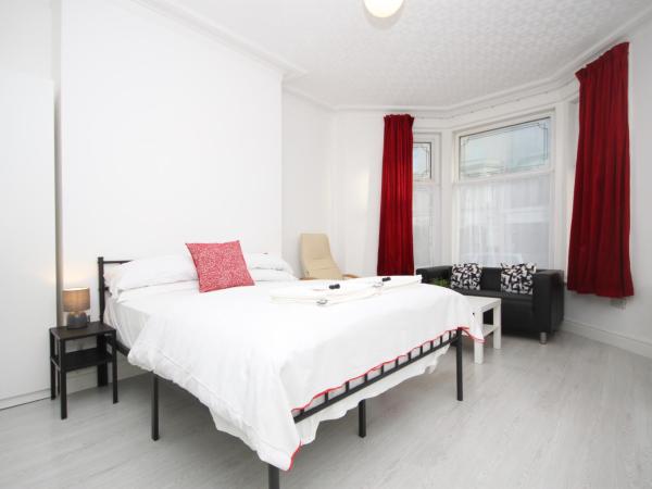 BARTON BEACHSIDE APARTMENTS - Free Parking, Modern Chic, Central Beach Location, Some Sea Views - Families Couples or Over 23 years : photo 2 de la chambre studio familial