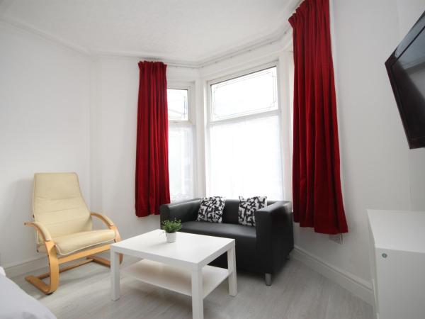 BARTON BEACHSIDE APARTMENTS - Free Parking, Modern Chic, Central Beach Location, Some Sea Views - Families Couples or Over 23 years : photo 1 de la chambre studio familial