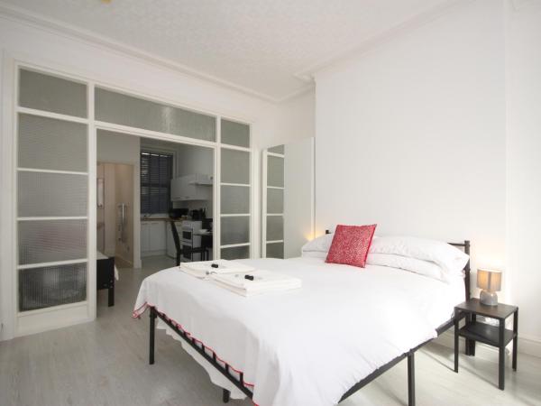 BARTON BEACHSIDE APARTMENTS - Free Parking, Modern Chic, Central Beach Location, Some Sea Views - Families Couples or Over 23 years : photo 7 de la chambre studio familial