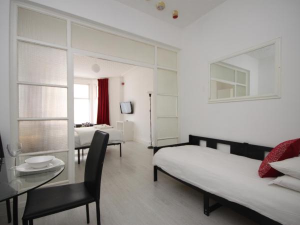 BARTON BEACHSIDE APARTMENTS - Free Parking, Modern Chic, Central Beach Location, Some Sea Views - Families Couples or Over 23 years : photo 3 de la chambre studio familial