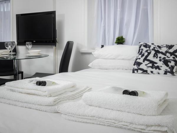 BARTON BEACHSIDE APARTMENTS - Free Parking, Modern Chic, Central Beach Location, Some Sea Views - Families Couples or Over 23 years : photo 5 de la chambre studio