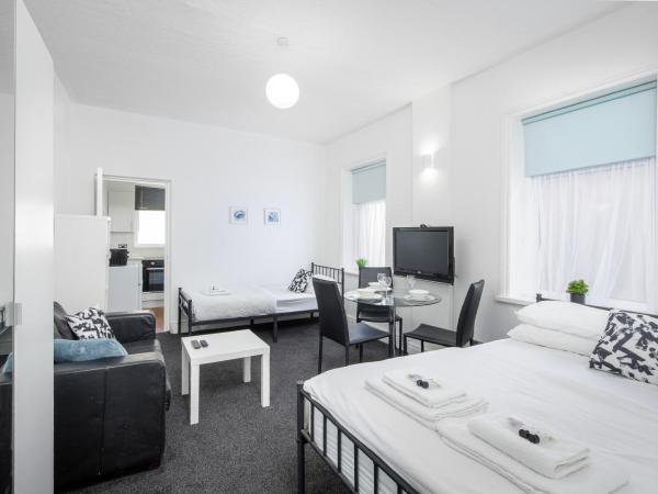 BARTON BEACHSIDE APARTMENTS - Free Parking, Modern Chic, Central Beach Location, Some Sea Views - Families Couples or Over 23 years : photo 1 de la chambre studio