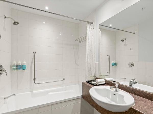 Novotel Queenstown Lakeside : photo 1 de la chambre chambre standard avec 2 lits doubles