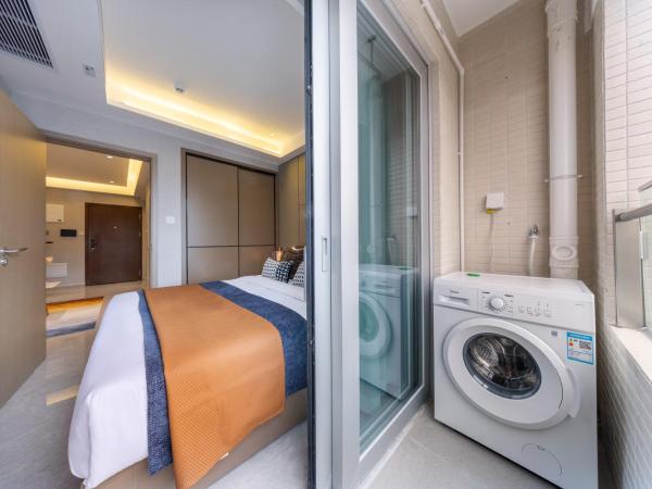 Excellence International Apartment - Convention & Exhibition Center : photo 10 de la chambre light luxury audio-visual one-bedroom and one-bathroom [72-inch projection + tencent membership + large refrigerator + washing machine