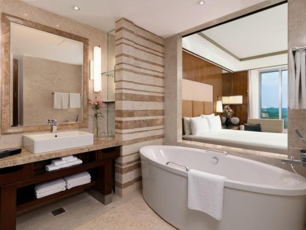 Crowne Plaza New Delhi Okhla, an IHG Hotel : photo 3 de la chambre chambre lit king-size standard - accès au salon