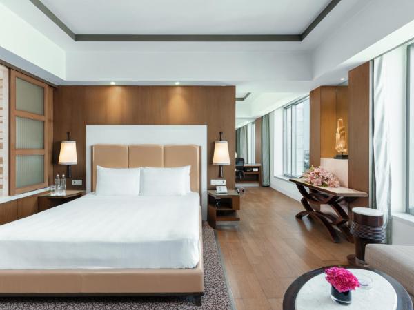 Crowne Plaza New Delhi Okhla, an IHG Hotel : photo 2 de la chambre chambre lit king-size standard - accès au salon