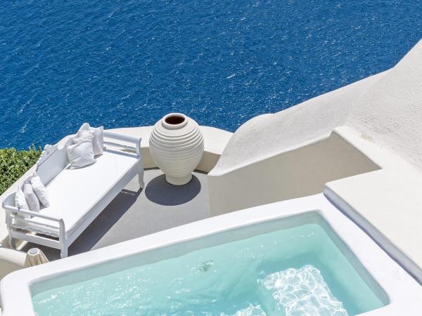 Canaves Oia Suites - Small Luxury Hotels of the World : photo 2 de la chambre suite lune de miel avec bassin profond