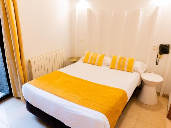 Hostal Josefina-Gran Vía : photo 1 de la chambre chambre double avec salle de bains privative