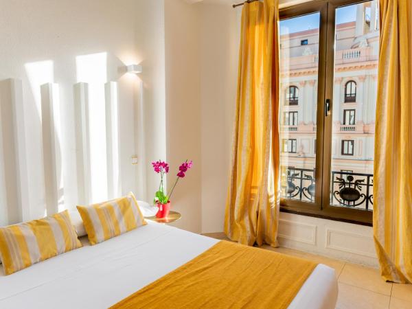 Hostal Josefina-Gran Vía : photo 1 de la chambre chambre double avec salle de bains privative