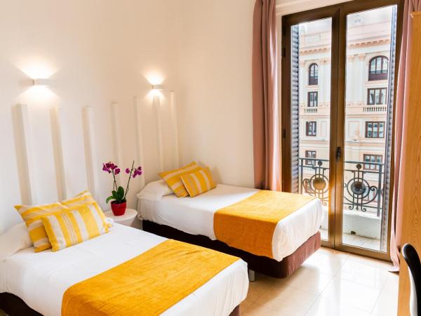 Hostal Josefina-Gran Vía : photo 1 de la chambre chambre lits jumeaux avec salle de bains privative