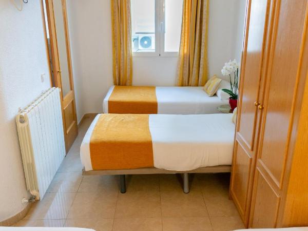 Hostal Josefina-Gran Vía : photo 1 de la chambre chambre quadruple avec salle de bains privative