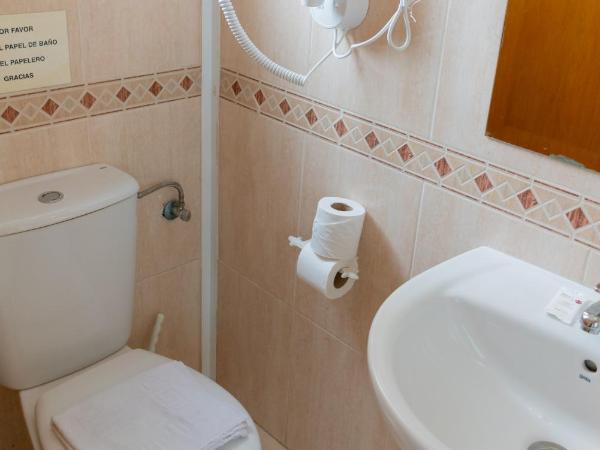 Hostal Josefina-Gran Vía : photo 2 de la chambre chambre simple avec salle de bains privative