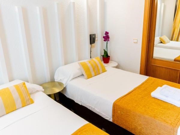 Hostal Josefina-Gran Vía : photo 2 de la chambre chambre lits jumeaux avec salle de bains privative