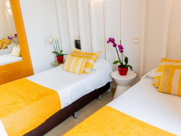 Hostal Josefina-Gran Vía : photo 2 de la chambre chambre lits jumeaux avec salle de bains privative