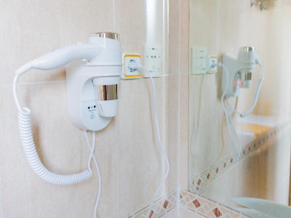 Hostal Josefina-Gran Vía : photo 2 de la chambre chambre quadruple avec salle de bains privative