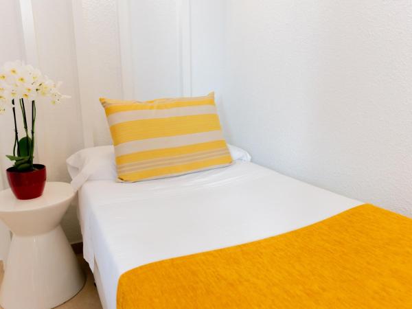 Hostal Josefina-Gran Vía : photo 3 de la chambre chambre simple avec salle de bains privative