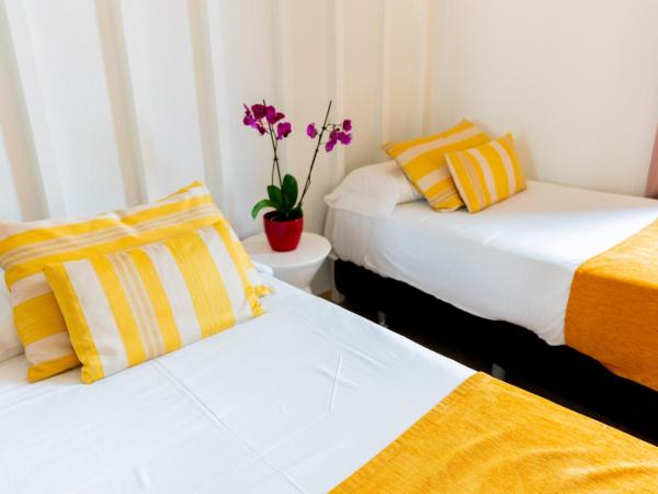 Hostal Josefina-Gran Vía : photo 3 de la chambre chambre lits jumeaux avec salle de bains privative