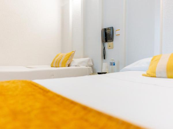 Hostal Josefina-Gran Vía : photo 3 de la chambre chambre quadruple avec salle de bains privative