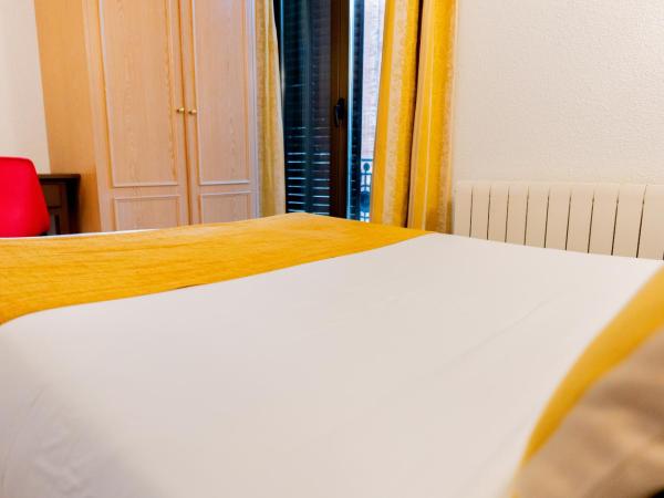 Hostal Josefina-Gran Vía : photo 4 de la chambre chambre double avec salle de bains privative