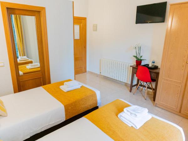 Hostal Josefina-Gran Vía : photo 4 de la chambre chambre lits jumeaux avec salle de bains privative