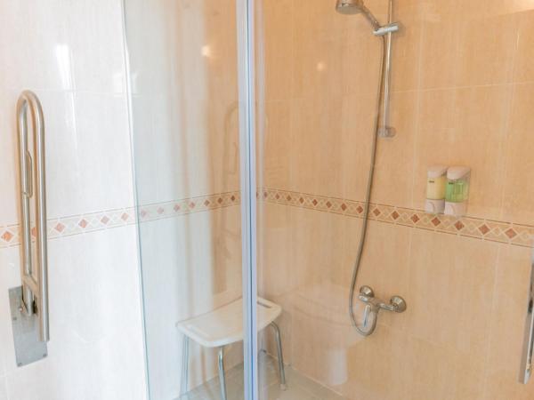 Hostal Josefina-Gran Vía : photo 4 de la chambre chambre lits jumeaux avec salle de bains privative